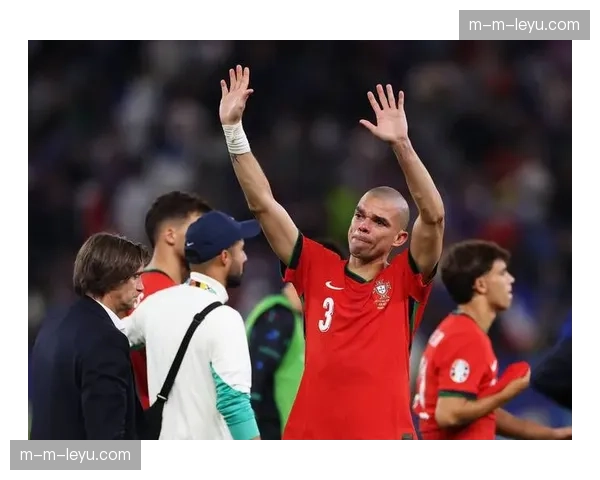 官方：葡萄牙老将佩佩完成续约，将再战一年