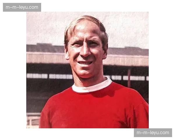 温情时刻:双方球员赛前为日前逝世的俱乐部传奇默哀 温情时刻:双方球员赛前为日前逝世的俱乐部传奇默哀